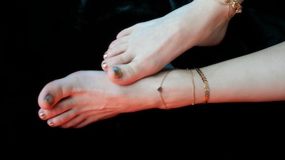 Wearing gold below the waist is often viewed as disrespectful and inauspicious. (Photo Credits: Pexels)