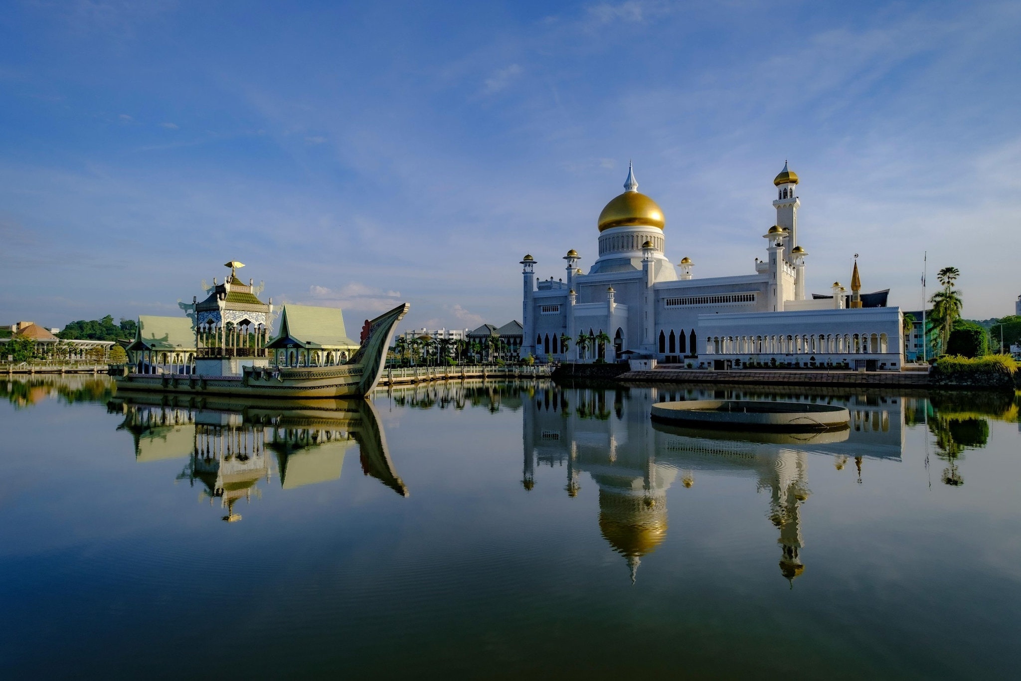 Brunei (US$ 94.472): A alta renda per capita de Brunei decorre de sua pequena população e das receitas de energia. Em 2024, a economia cresceu 4,2%, o mais rápido desde 1999, impulsionada por uma forte recuperação nos sectores de petróleo e gás a montante e a jusante, tornando-a uma das economias de crescimento mais rápido da ASEAN.