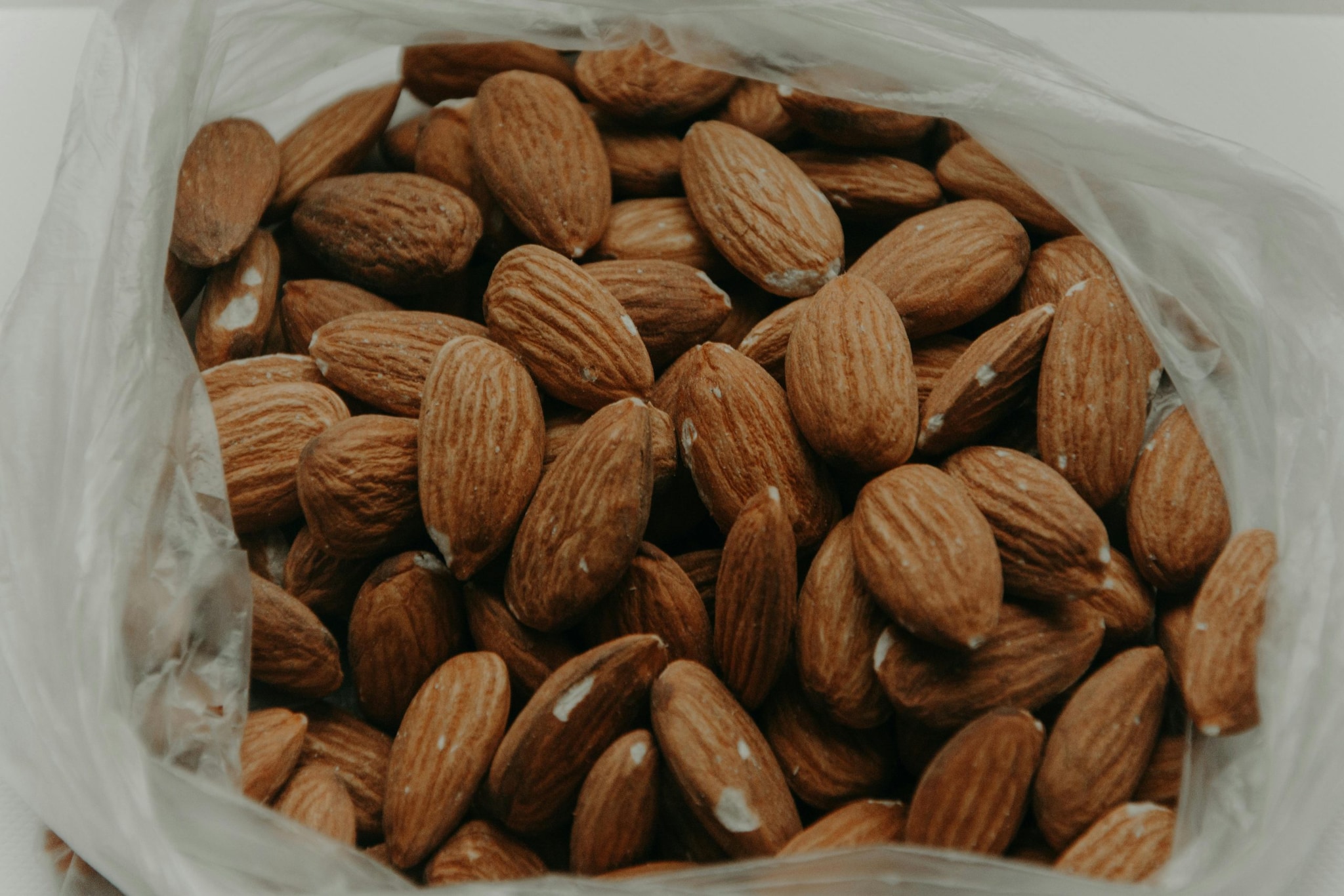 Almonds: Rich in healthy fats, protein, and vitamin E, Almonds help maintain energy levels and body warmth. Eating a handful of almonds can provide lasting warmth, while also supporting heart and brain health. They are perfect as snacks, in smoothies, or sprinkled over desserts for a nutritious winter boost.