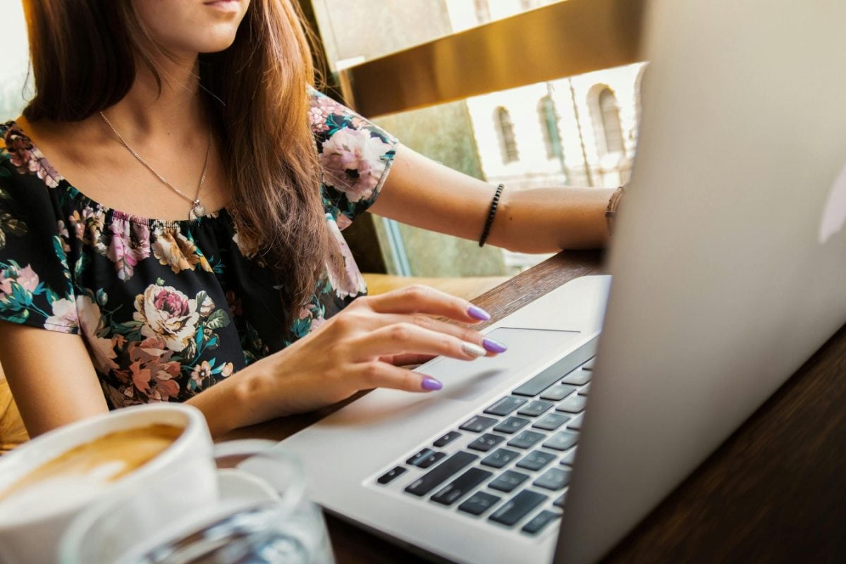 Tech Neck May Cause Thyroid Issues In Women In The Long Run, Suggests Expert