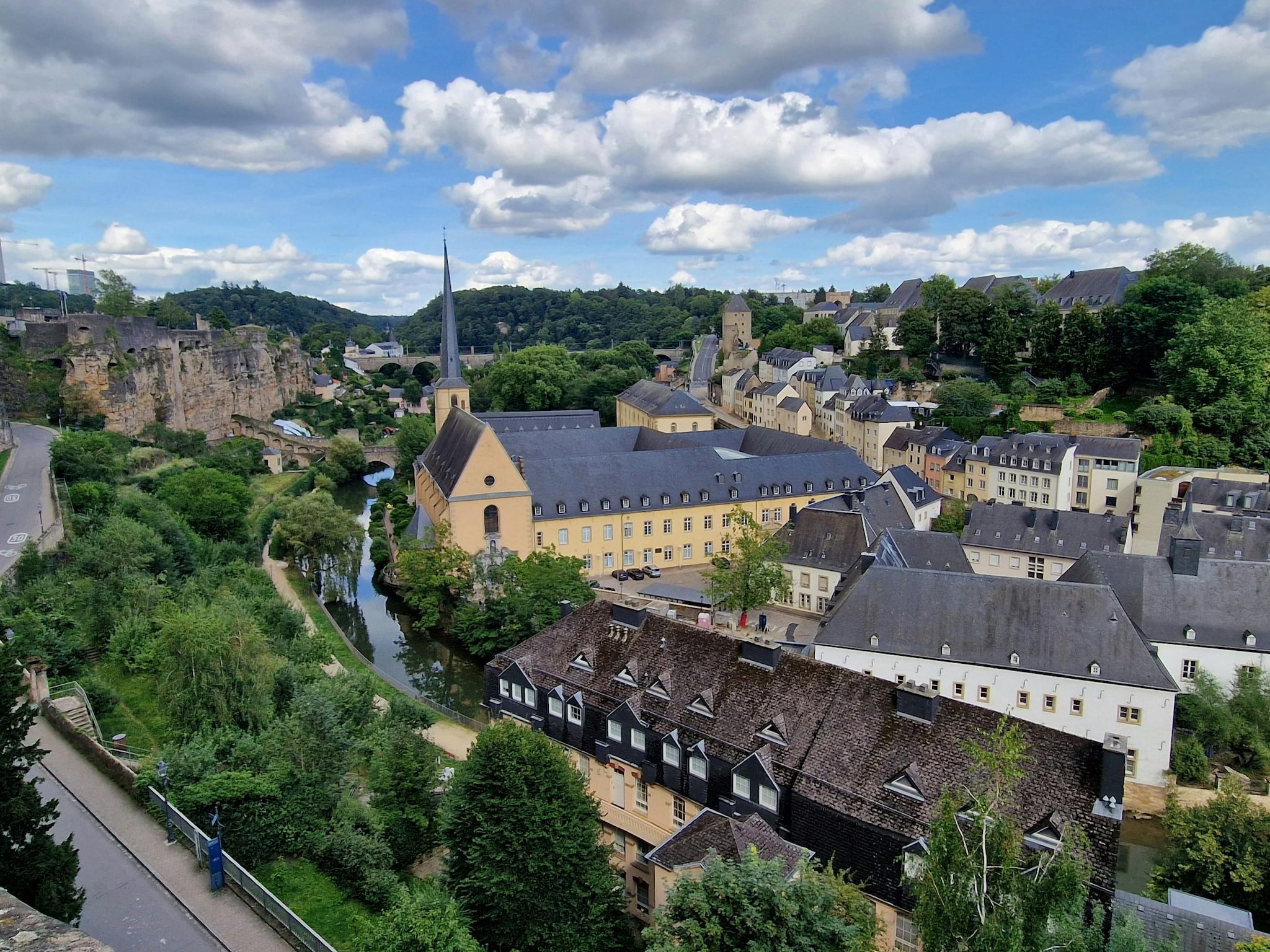 Luxemburgo (US$ 152.395): A economia de Luxemburgo prospera com base no seu robusto setor de serviços financeiros, gerenciando mais de 5 trilhões de euros em ativos, tornando-o o segundo maior centro de fundos de investimento do mundo. Especializado em administração de fundos transfronteiriços, banca privada e seguros, também lidera o financiamento verde da UE com 1 bilião de euros em obrigações sustentáveis.