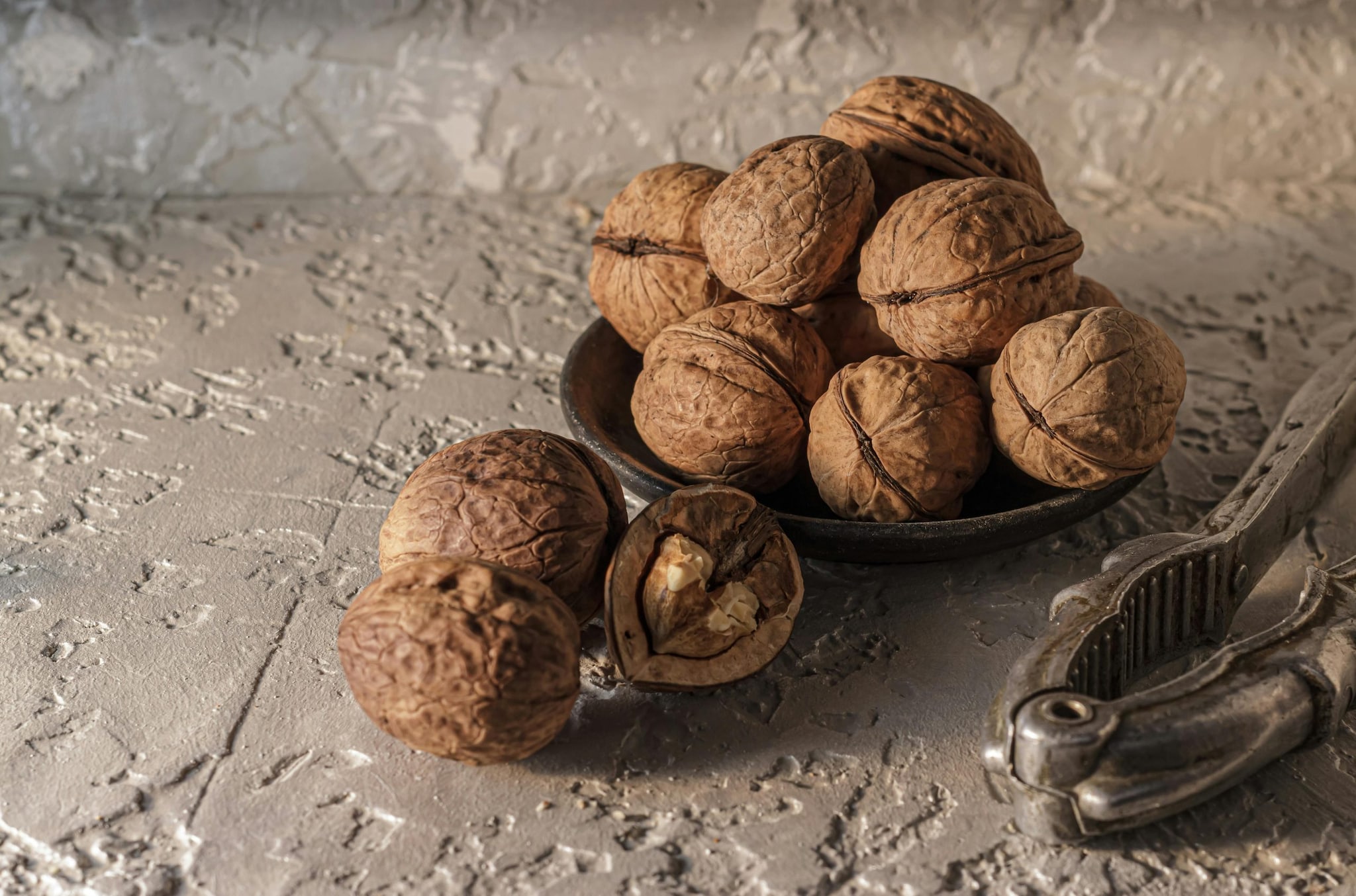 Walnuts: Walnuts are a convenient snack that provide a good dose of ALA. Regular consumption supports brain health and adds healthy fats to the diet.