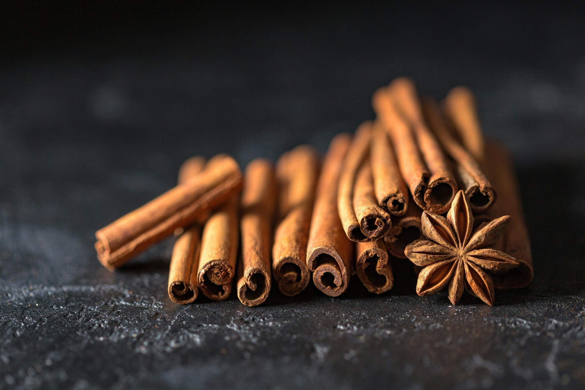 Cinnamon: A fragrant spice that naturally generates heat in the body. It improves blood flow and metabolism, keeping you warm during cold days. Sprinkle it on oatmeal, add it to teas, or incorporate it into baked goods to enjoy its sweet flavour while reaping its thermogenic and antioxidant benefits.
