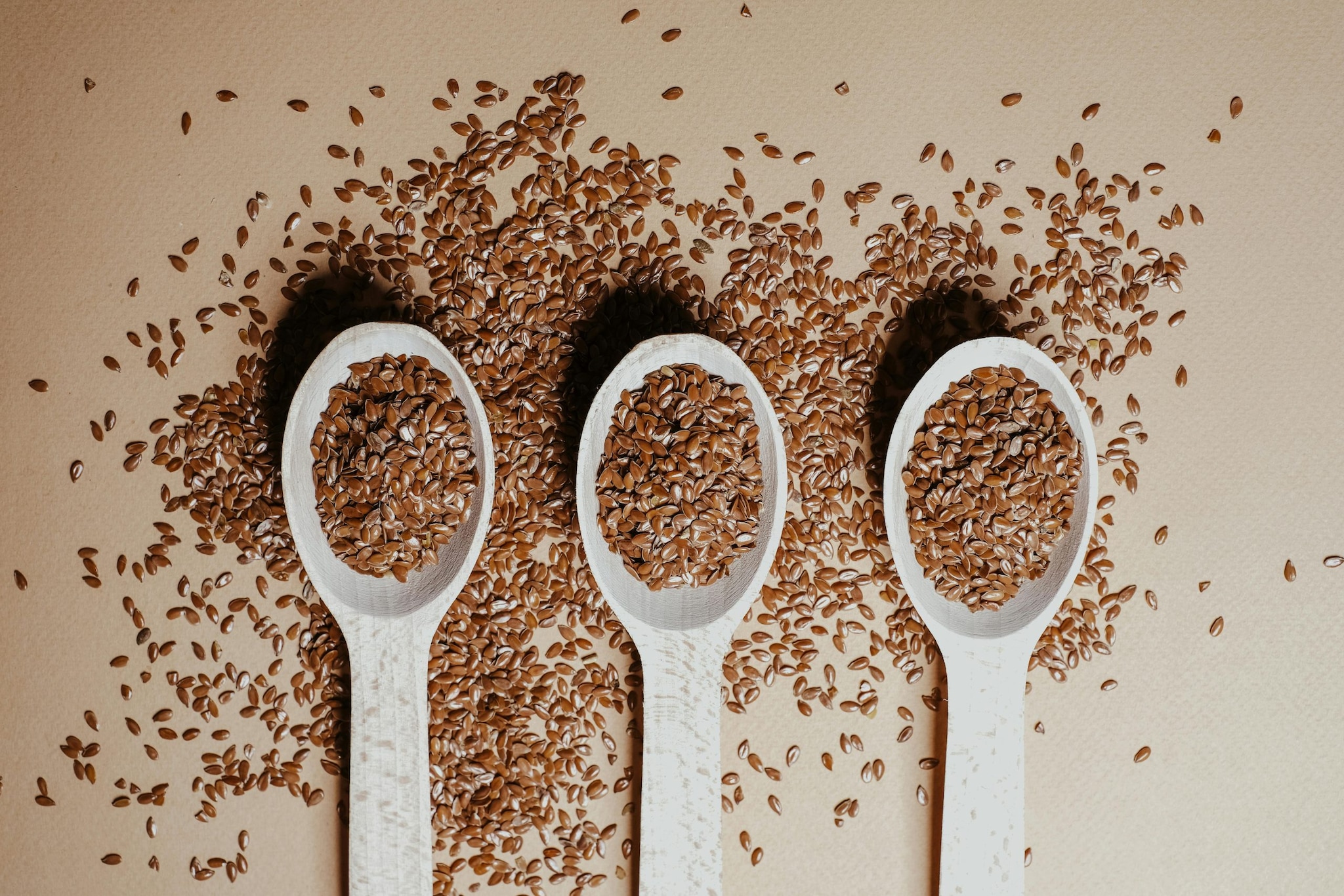 Flaxseeds and Flaxseed Oil: Flaxseeds are one of the richest plant sources of ALA. Ground flaxseeds can be added to smoothies, oatmeal, or chapati dough, while flaxseed oil can be used in salad dressings.