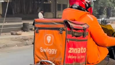The bag showed Swiggy on one side and Zomato on the other.(Photo Credit: Instagram)