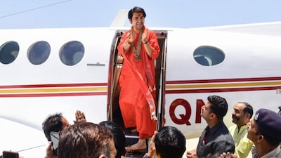 A police officer removing his shoes and cap before touching Pandit Dhirendra Shastri’s feet.(Photo Credit: X)