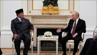 Russian President Vladimir Putin with his Indonesian counterpart Prabowo Subianto at the Kremlin. (Reuters) 
