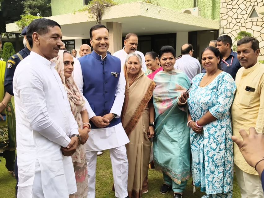 Savitri Jindal & Family – US$ 40,2 bilhões (Metais e Mineração): A mulher mais rica da Índia, Savitri Jindal, chefia o Grupo Jindal, uma potência em siderurgia e mineração. A sua liderança preservou o legado da família enquanto se expandia para novos empreendimentos, tornando-a um símbolo de resiliência numa indústria dominada pelos homens.