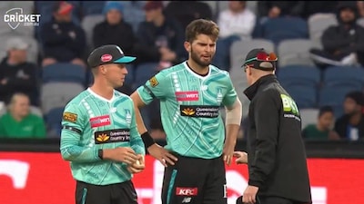 Shaheen Afridi having a chat with the umpire. (Screengrab/BBL)