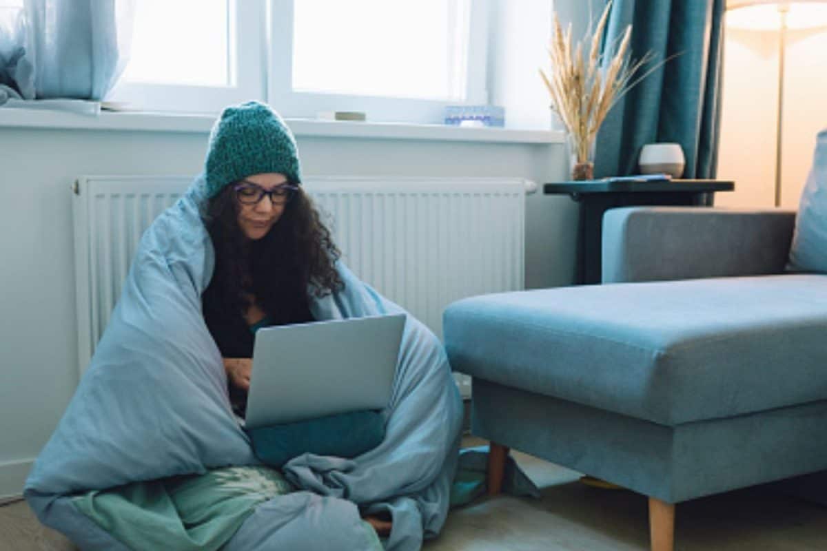 Why Winter Blankets Trigger Allergies, Rashes & Breathing Issues; How To Clean Them Properly