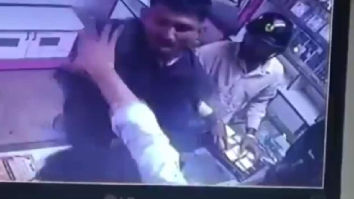 Armed Assailants Rob Jewellery Shop Near Bengaluru At Gunpoint, Flee With Gold And Cash