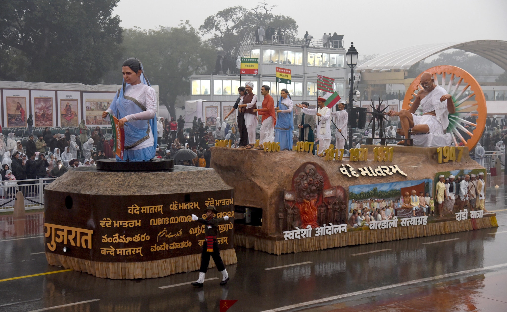राजधानी के कई हिस्सों में सुबह-सुबह बारिश हुई, जिससे तापमान में उल्लेखनीय गिरावट आई। भारत मौसम विज्ञान विभाग (आईएमडी) ने दिल्ली और आसपास के क्षेत्रों के लिए पीला अलर्ट जारी किया है, जिसमें सक्रिय पश्चिमी विक्षोभ के कारण बारिश के साथ तूफान की चेतावनी दी गई है। अधिकारियों ने दिन में बाद में हल्की बारिश की भी भविष्यवाणी की।