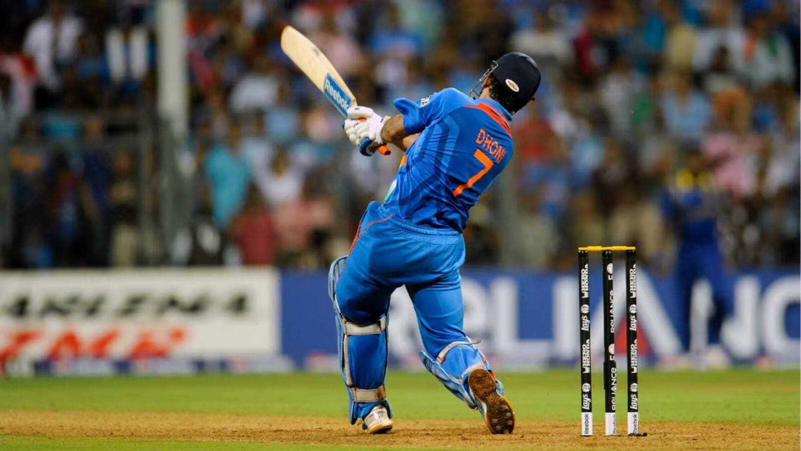 धोनीची बॅट कमी नाही: एमएस धोनीचा उल्लेख केल्याशिवाय सर्वात महागड्या बॅटची चर्चा करणे अशक्य आहे. 2011 च्या एकदिवसीय विश्वचषकाच्या फायनलमध्ये धोनीने ज्या बॅटने विजयी षटकार मारला होता त्याला लिलावात विक्रमी किंमत मिळाली. धोनीची ऐतिहासिक बॅट £100,000 किंवा अंदाजे 1 ते 1.5 कोटी रुपयांना (सुमारे $10 दशलक्ष ते $15 दशलक्ष) खरेदी करण्यात आली. जगातील सर्वात महागड्या क्रिकेट बॅट्सच्या यादीत या बॅटचाही समावेश आहे. धोनीने लिलावातून मिळालेली सर्व रक्कम वंचित मुलांना मदत करणाऱ्या पत्नी साक्षीच्या साक्षी फाउंडेशनला दान केली.