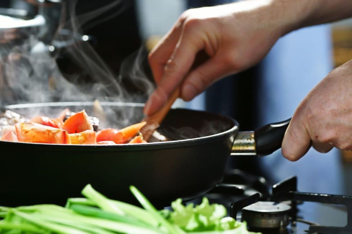 From Paharganj To GK-2: Delhi Restaurants Shut Doors, Slash Menus As LPG Supply Dries Up | Exclusive