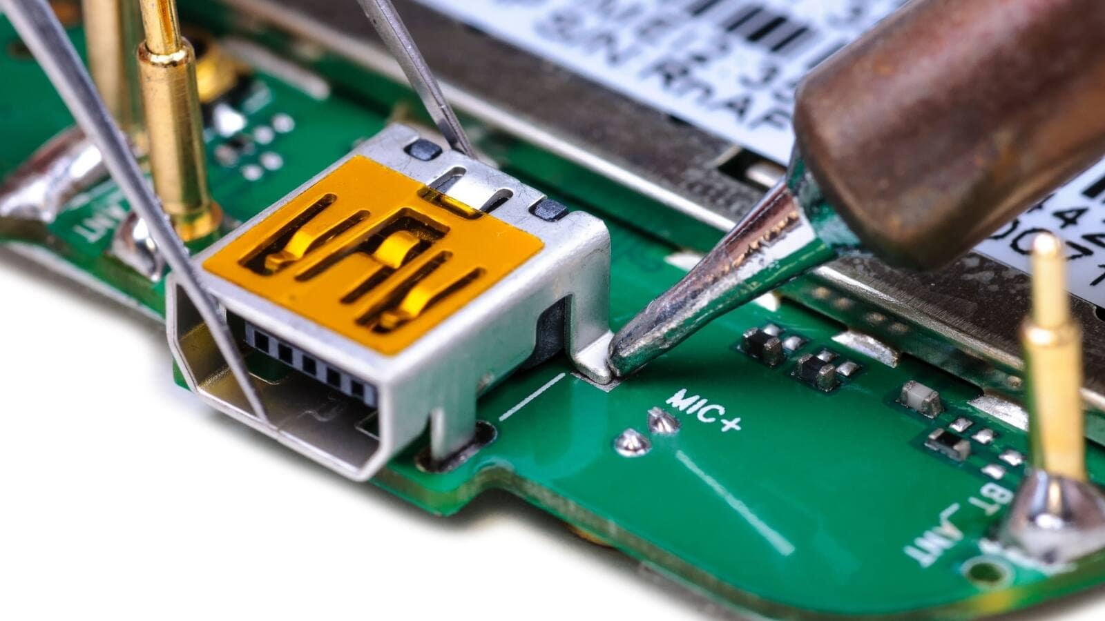 How to extract gold from old mobiles and remotes The work can be done sitting at home