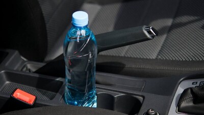 In today’s fast-paced life, we often overlook small habits that can later turn into serious health concerns. One such habit is leaving water bottles inside cars. During travel, people frequently forget bottles in the vehicle—sometimes half-consumed, sometimes unopened, for days. When thirsty later, they drink from the same bottle without much thought, assuming it is safe because the water looks clean and odourless.