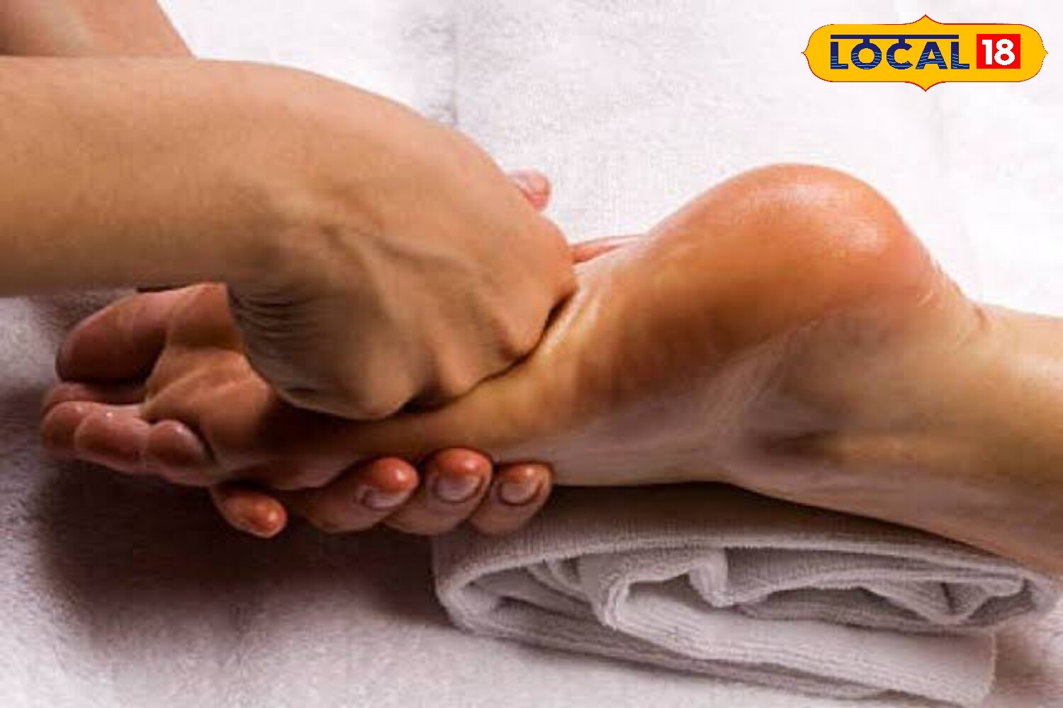 हेल्थ एक्सपर्ट डॉ. अंजू चौधरी यांच्या मते, नारळाचे तेल स्वभावतः थंड असते, त्यामुळे ते पित्त दोष संतुलित करते. नारळाच्या तेलाने पायांची मालिश केल्यास थंडावा आणि ओलावा मिळतो, जळजळ आणि सूज कमी होते तसेच त्वचा मऊ राहते. विशेषतः उन्हाळ्यात किंवा मानसिक ताण जास्त असताना हा उपाय फायदेशीर ठरतो. नियमित मालिशने पायांचा थकवा कमी होतो, रक्ताभिसरण सुधारते आणि मन शांत राहते. हा सोपा उपाय शरीर आणि मानसिक आरोग्यासाठी उपयुक्त आहे.