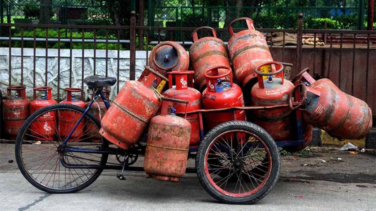 Commercial LPG Rates Rise For Second Straight Month Ahead Of Holi; Check City-Wise Rates