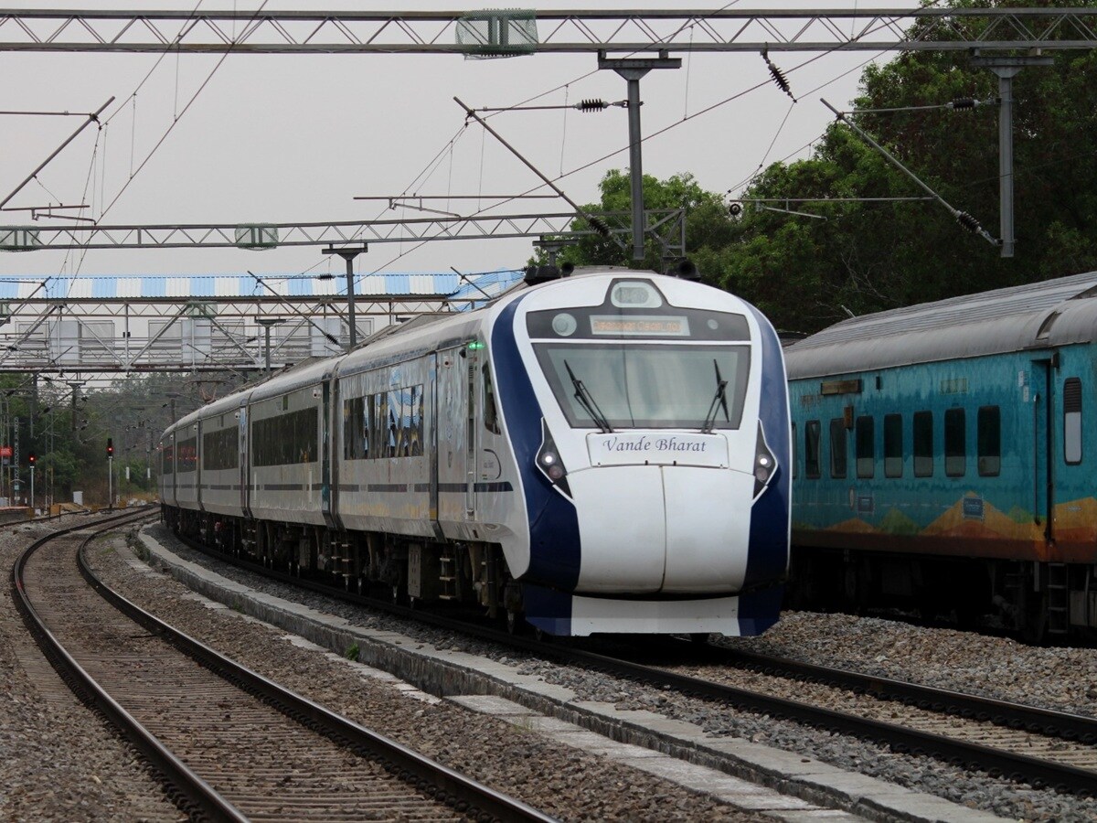 Automatic Sliding Doors: Unlike conventional trains, Vande Bharat coaches have automatic sliding doors that remain closed while the train is in motion. This improves passenger safety and helps maintain the air-conditioned environment inside the coaches.