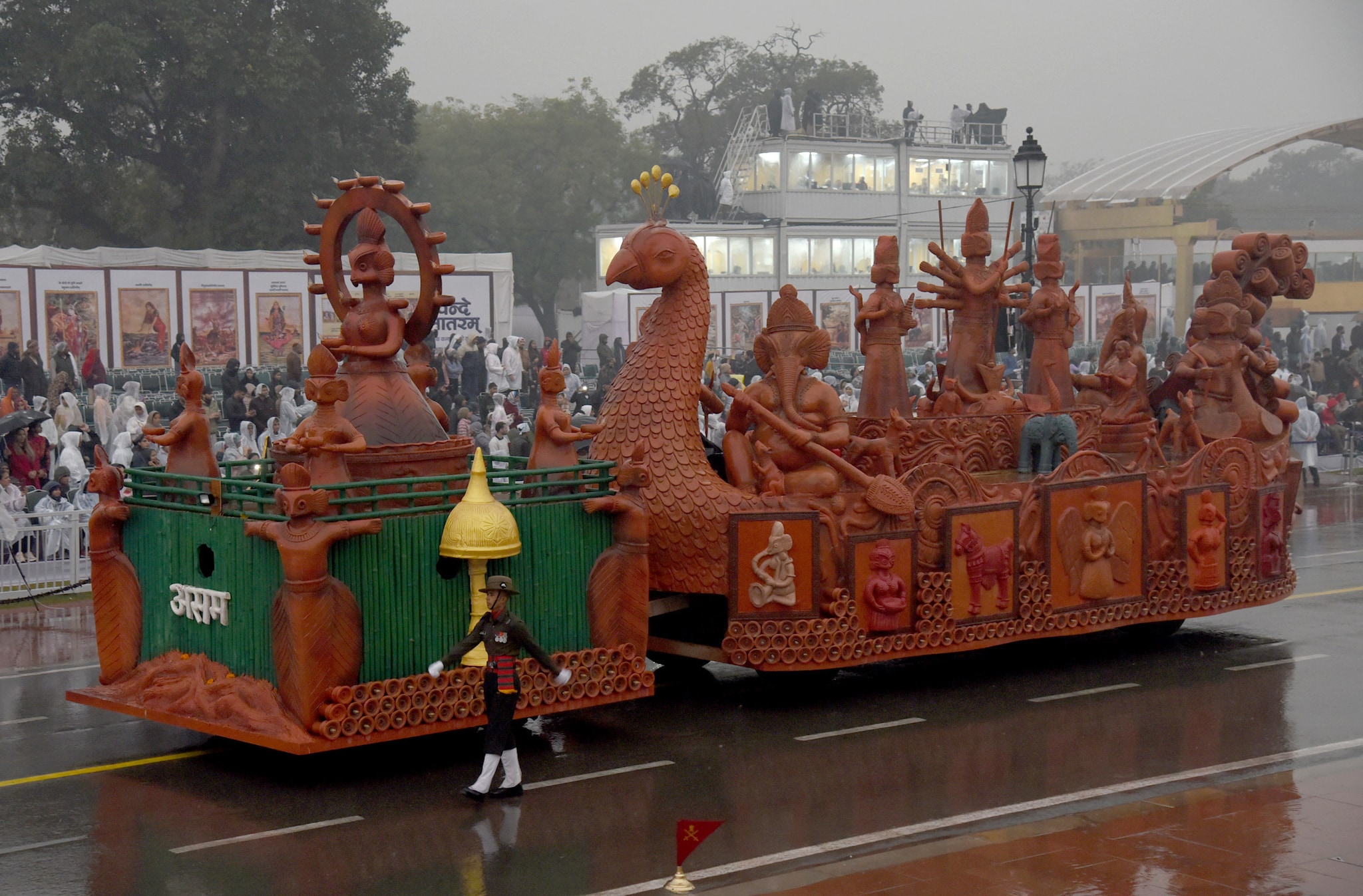 इस वर्ष के गणतंत्र दिवस समारोह में कुल 30 झांकियां प्रदर्शित की जाएंगी: 17 राज्यों और केंद्र शासित प्रदेशों से और 13 विभिन्न मंत्रालयों, विभागों और सेवाओं से। 