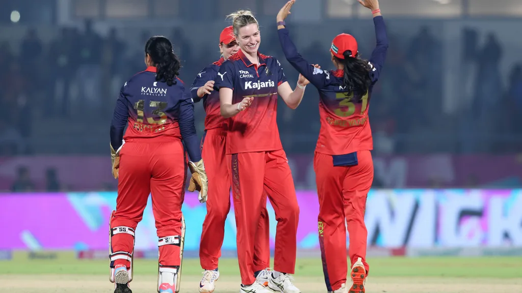 Seis consecutivasEsta vitória ampliou a seqüência ininterrupta do RCB para seis vitórias consecutivas, ultrapassando os Mumbai Indians (cinco vitórias) e ficando sozinho no topo do livro de recordes da WPL. (WPL/BCCI)