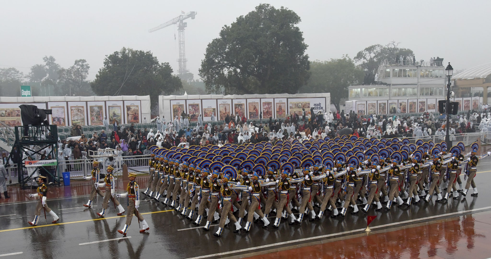 सुरक्षाकर्मियों ने अपनी ड्यूटी जारी रखी, जबकि कलाकार मौसम के प्रति लचीलापन दिखाते हुए परेड करते रहे। रिहर्सल में वही मार्ग अपनाया गया जो 26 जनवरी को मुख्य परेड के लिए इस्तेमाल किया जाएगा।
