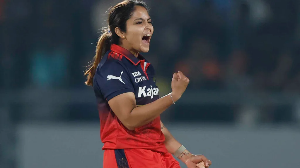 Os primeiros golpes de martelo de Sayali Satghare A perseguição se desenrolou rapidamente quando Satghare atacou duas vezes no segundo over, removendo Beth Mooney e Sophie Devine, tirando instantaneamente o fôlego das velas de Gujarat. (WPL/BCCI)