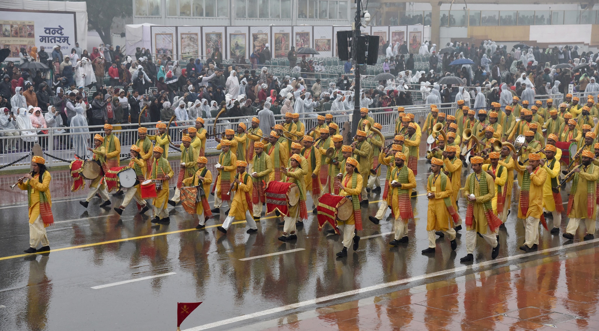 बेमौसम बारिश और आसमान में बादल छाए रहने से शुक्रवार को दिल्ली में 77वें गणतंत्र दिवस परेड की फुल-ड्रेस रिहर्सल में ड्रामा जुड़ गया। मौसम में अचानक बदलाव से राजधानी में अतिरिक्त ठंड आ गई, जिससे कलाकारों, सुरक्षा कर्मियों और दर्शकों को कार्तव्य पथ पर बारिश का सामना करना पड़ा।
