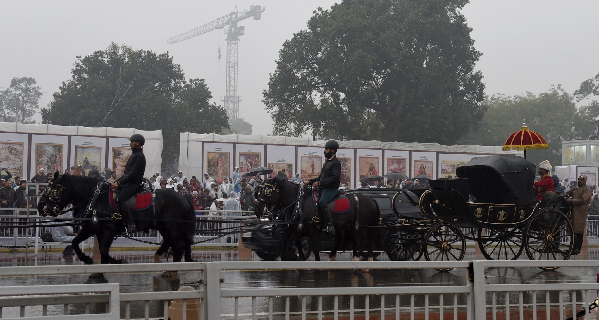 बूंदाबांदी के बावजूद रिहर्सल तय कार्यक्रम के मुताबिक आगे बढ़ी। दर्शकों को सूखने के लिए खुद को रेनकोट, शॉल और यहां तक ​​कि प्लास्टिक की चादरों से ढंकते देखा गया।