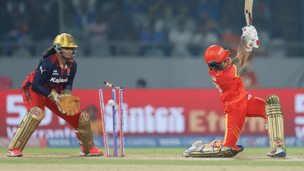 Uma vitória declarada por 61 corridas Gujarat Giants foi restrita a 117/8, dando ao RCB uma vitória de 61 corridas – a quarta maior vitória por corridas na história do WPL. (WPL/BCCI)