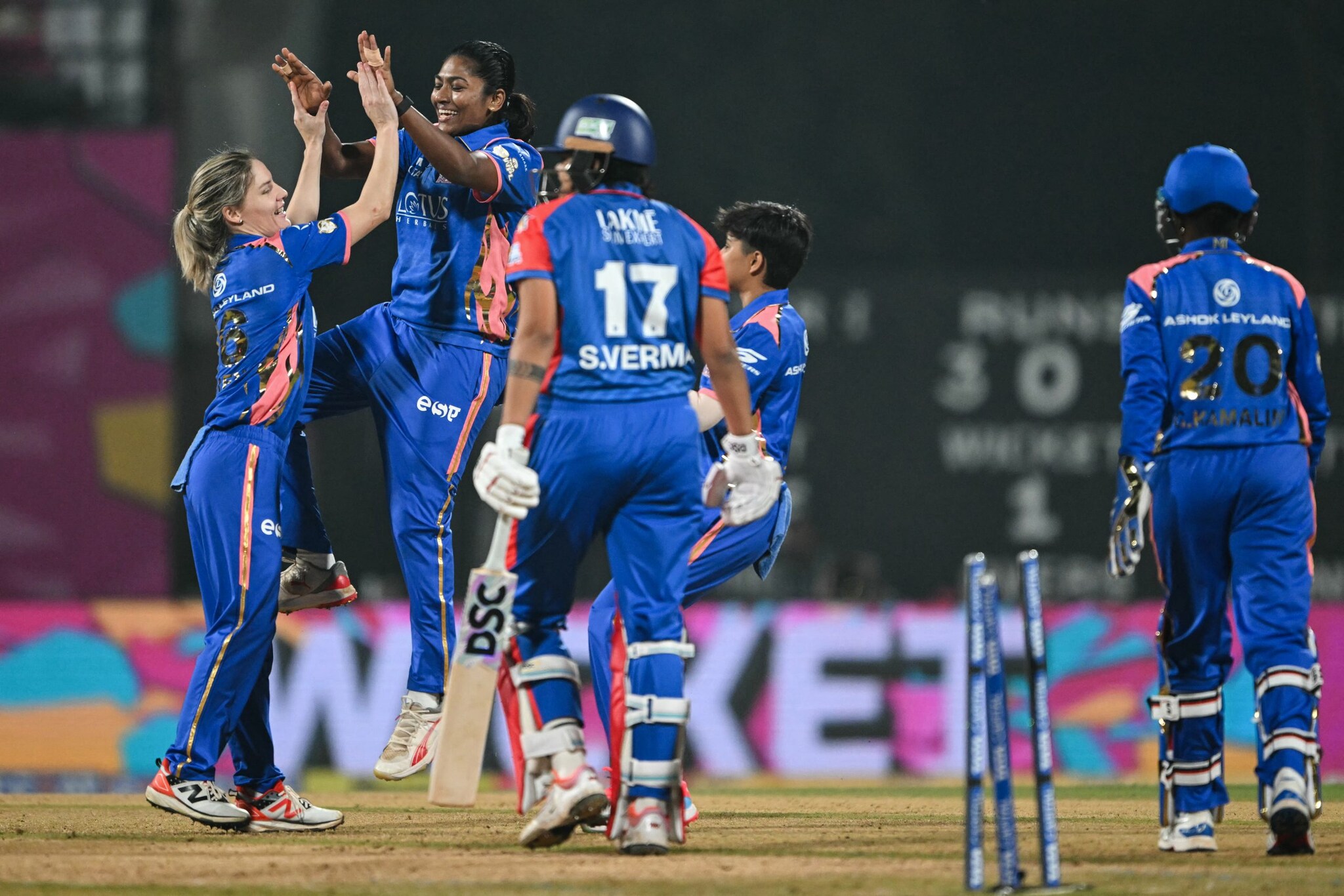 Danos iniciais na perseguição: Nicola Carey destruiu a ordem superior da DC, dispensando Shafali Verma e Laura Wolvaardt na mesma jogada, provocando um colapso. (AFP)