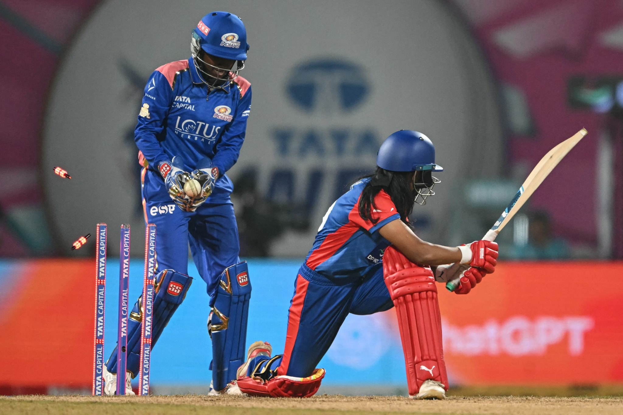 Eliminado novamente: MI eliminou seus oponentes pela sétima vez na história da WPL - e DC também foi eliminado pela sétima vez, ambos os recordes da competição. (AFP)