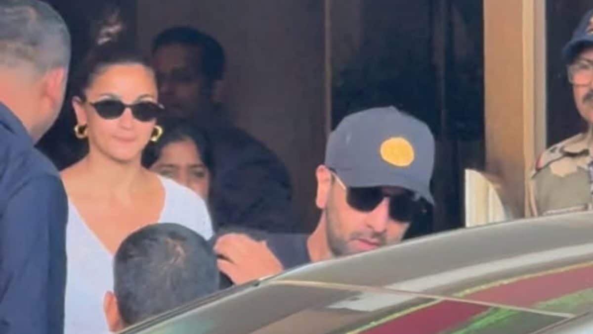 Alia Bhatt Waves At Paparazzi, Ranbir Kapoor Greets With A Thumbs Up