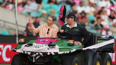 Alyssa Healy's lap of honour at the SCG