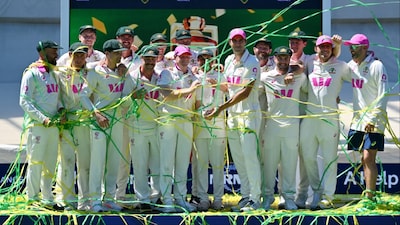 Australian players pose for photo with Ashes trophy. (Picture Credit: AFP)