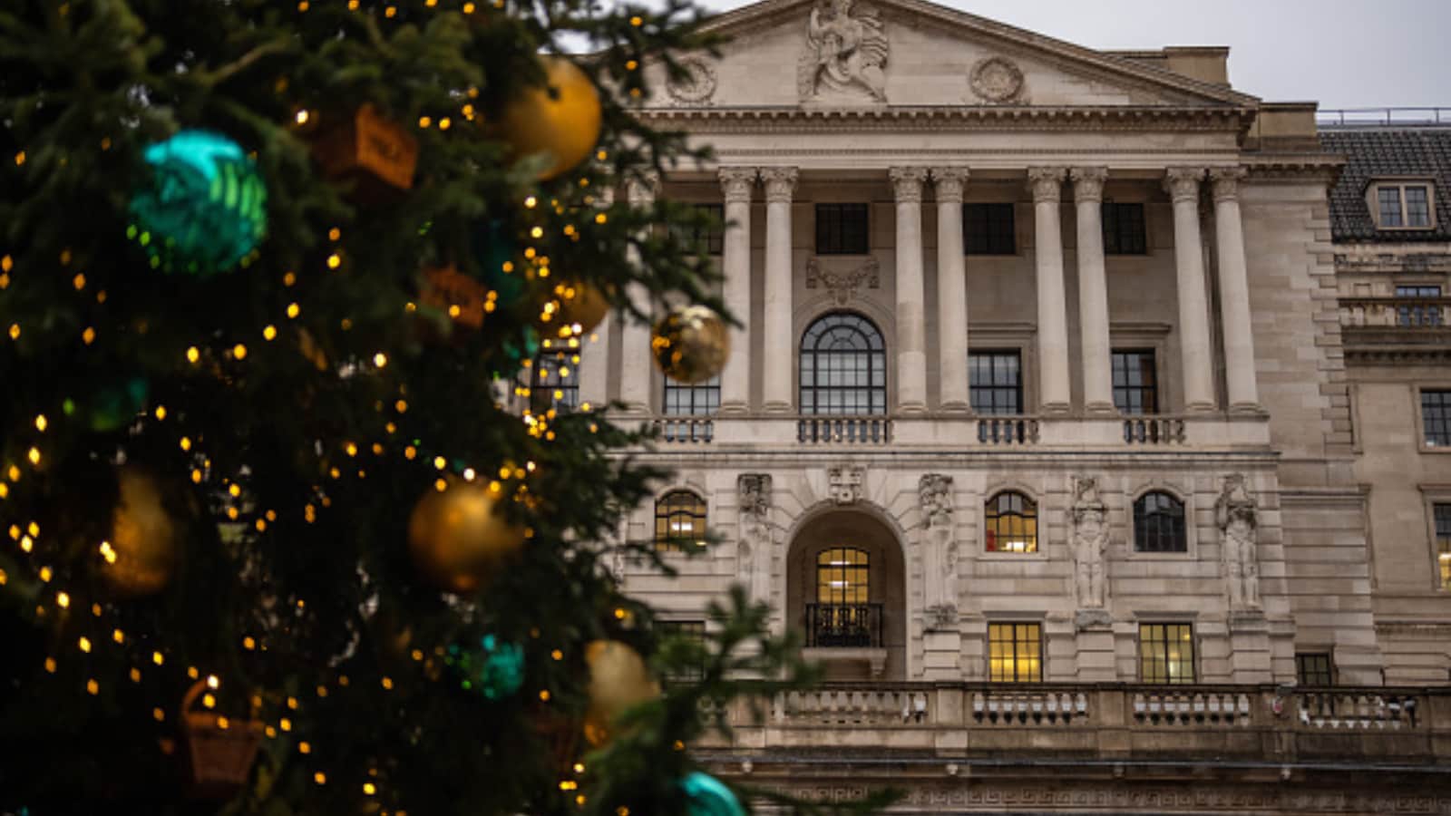 The Bank of England ranks sixth among the world’s largest central banks. It controls monetary policy in the UK. The data shows its total assets at $1,000.5 billion, underlining its significant role in managing the British economy.
