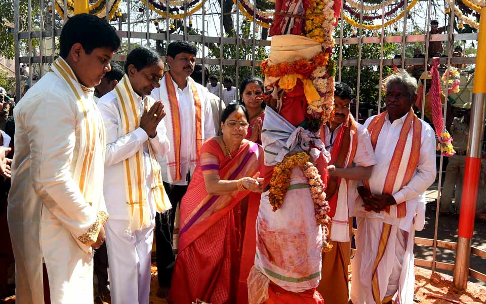 The festival unfolds over four days. On the first day, Saralamma’s idol is brought to the gaddelu (altar), followed by Sammakka’s arrival on the second day. Devotees throng the altars, offering jaggery equal to their body weight, coconuts, turmeric, and vermilion. The atmosphere is charged with tribal music, drum beats, and chants, creating a powerful sense of community and devotion. Unlike many mainstream Hindu festivals, the rituals here remain firmly rooted in tribal traditions, emphasizing simplicity and collective participation. The festival unfolds over four days. On the first day, Saralamma’s idol is brought to the gaddelu (altar), followed by Sammakka’s arrival on the second day. Devotees throng the altars, offering jaggery equal to their body weight, coconuts, turmeric, and vermilion. The atmosphere is charged with tribal music, drum beats, and chants, creating a powerful sense of community and devotion. Unlike many mainstream Hindu festivals, the rituals here remain firmly rooted in tribal traditions, emphasizing simplicity and collective participation.