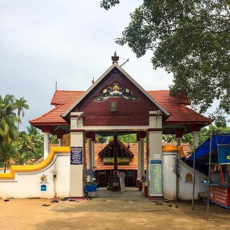 Dakshina Mookambika Temple North Paravur, Kerala: It is a revered Saraswati temple featuring sub-deities like Ganapathy, Mahavishnu, Kartikeya, Yakshi, Hanuma and Veerabhadran. 