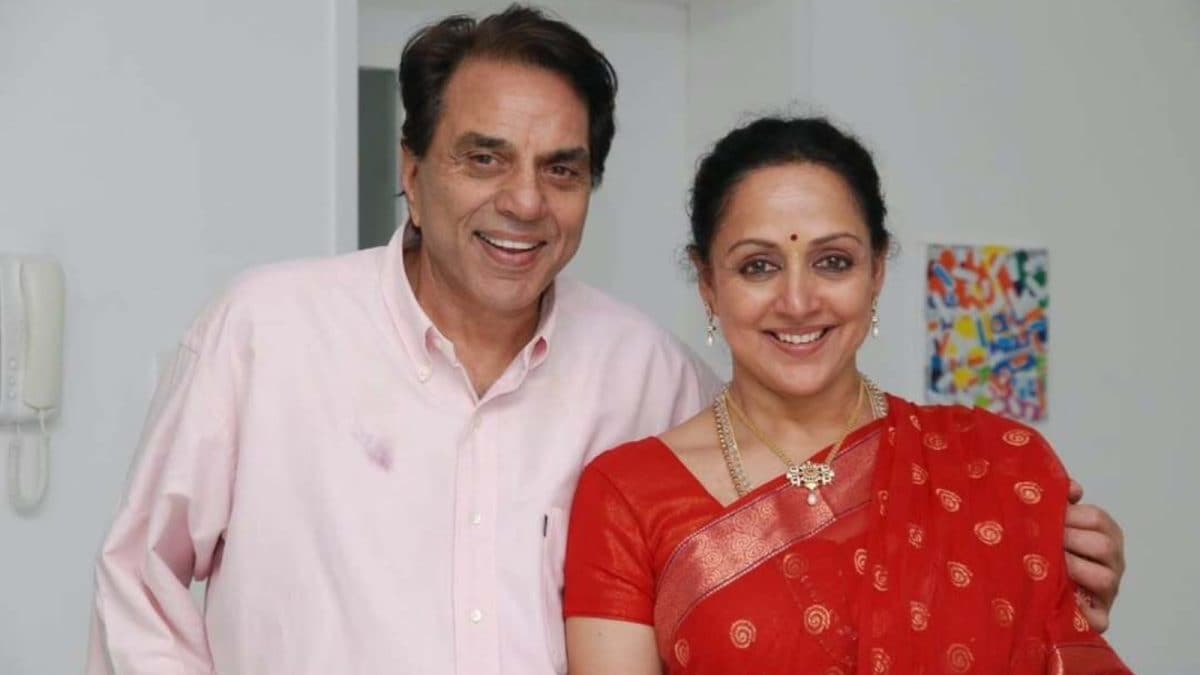Hema Malini And Dharmendra Vibe To Aas Paas Song in Video Taken Months Before Actor’s Death | Watch | Bollywood News Hema Malini And Dharmendra Vibe To Aas Paas Song in Video Taken Months Before Actor’s Death | Watch | Bollywood News