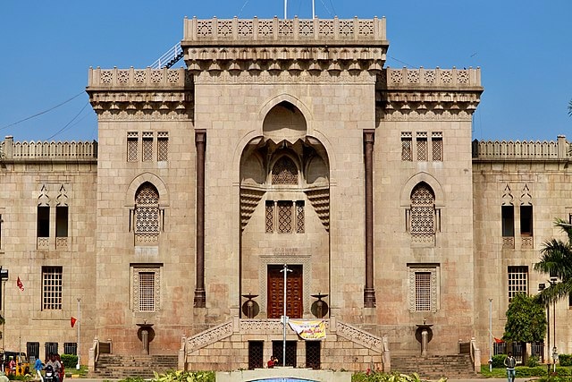 उस्मानिया विश्वविद्यालय, तेलंगाना - 1918 में स्थापित, हैदराबाद के अंतिम निज़ाम द्वारा स्थापित, उस्मानिया विश्वविद्यालय शिक्षा के माध्यम के रूप में उर्दू का उपयोग करने वाला पहला भारतीय विश्वविद्यालय होने के लिए अद्वितीय है। आज, यह मानविकी, विज्ञान और वाणिज्य का एक प्रमुख केंद्र है।