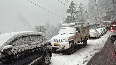 Snowfall Chaos: Tourist Rush Chokes Manali, Mussoorie; Cars Skid, Traffic Snarls