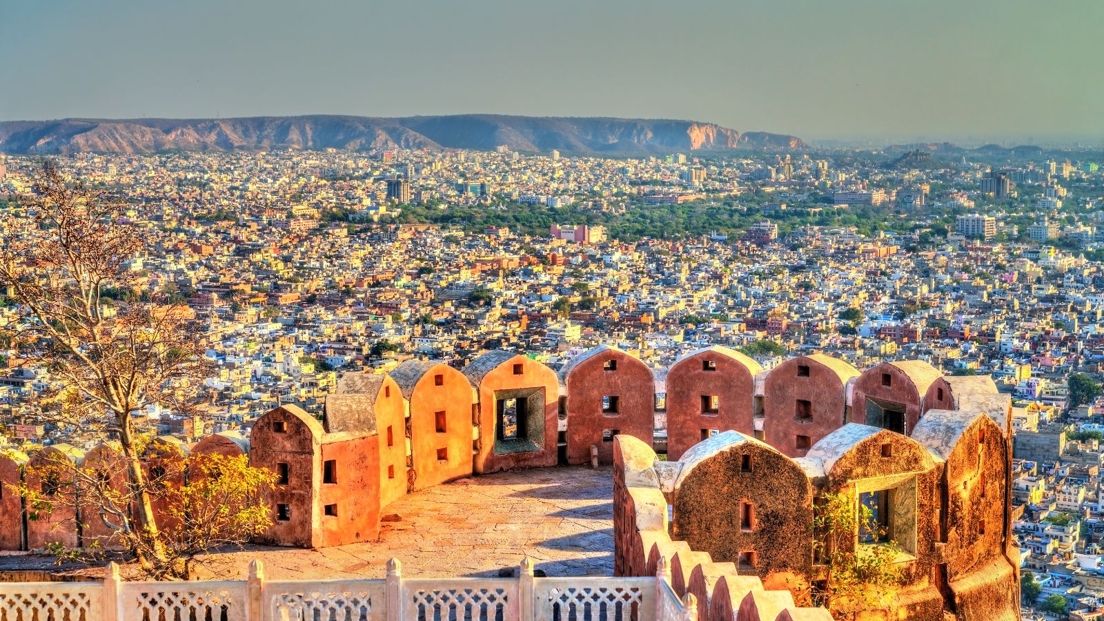   O próximo na lista é Rajastão. O estado do norte registrou um PIBS de Rs 17,04 lakh crore. 