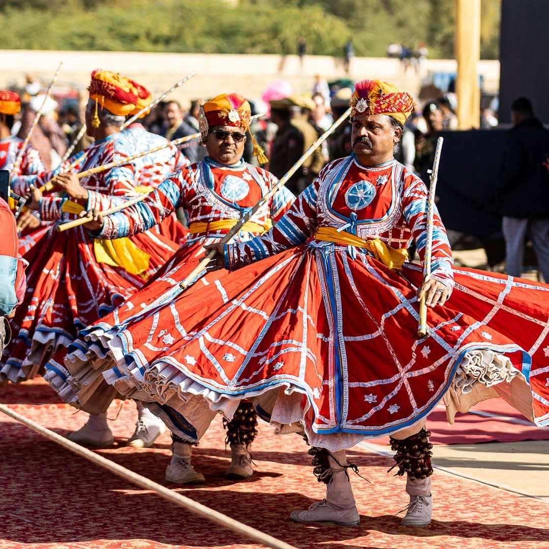 Festival del Desierto de Jaisalmer (30 de enero – 1 de febrero de 2026): Ubicado frente a las dunas doradas del desierto de Thar, este festival muestra la cultura popular de Rajasthani. Espere carreras de camellos, competencias de atado de turbantes y presentaciones de música folclórica conmovedoras bajo el cielo del desierto iluminado por las estrellas.