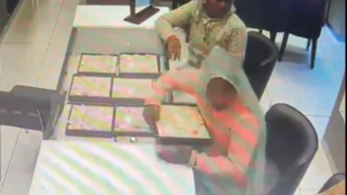 Women Steal Gold Earrings Worth Rs 14 Lakh From Kalyan Jewellers Store In UP | Video