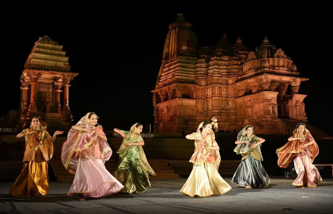Festival de Danza de Khajuraho (del 20 al 26 de febrero de 2026): con el telón de fondo de los impresionantes templos de Khajuraho, declarados Patrimonio de la Humanidad por la UNESCO, este festival presenta a los mejores bailarines clásicos de la India. Es una celebración fascinante de Kathak, Bharatanatyam, Odissi y otras formas de danza tradicionales.