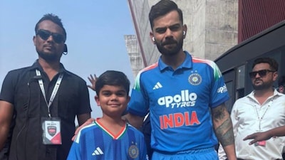 Kohli with his doppelganger (X)