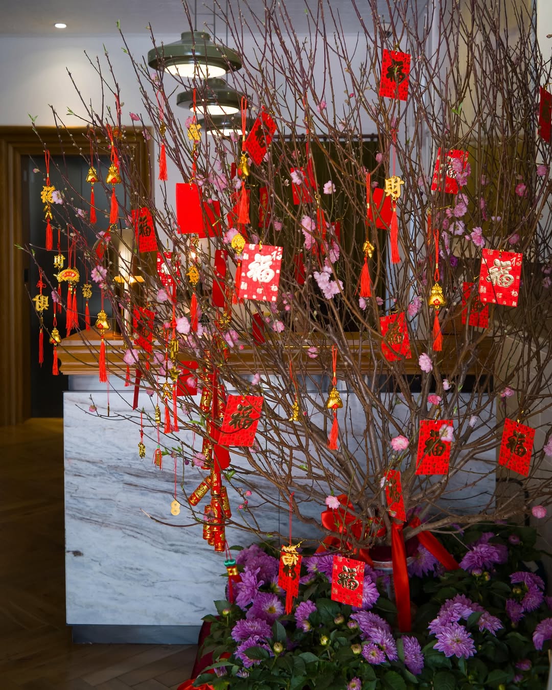 Año Nuevo Lunar (17 de febrero de 2026): En 2026, el mundo da la bienvenida al Año del Caballo de Fuego. Celebrado como Chunjie en China, Tet en Vietnam y Seollal en Corea, este festival incluye reuniones familiares masivas, danzas de dragones y el intercambio de sobres rojos para la buena suerte.