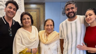 Madhu Chopra and Siddharth Chopra host chef Vikas Khanna and his mother in Mumbai.