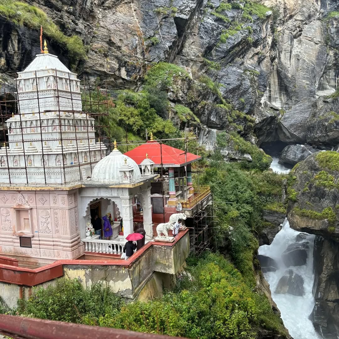 Mata Saraswati Temple, Uttarakhand: Located near Mana village, just 3 km from Badrinath, the Mata Saraswati Temple is a serene sanctuary dedicated to the Goddess of knowledge, music, art, and wisdom. Deeply revered in the Vedas and ancient scriptures, this site is believed to be the birthplace of Goddess Saraswati. The sacred Kalkal stream of the Saraswati River originates here, flowing past a small temple where devotees seek the goddess’s blessings. The stream, said to resemble a face, symbolizes Saraswati’s divine origin.