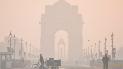 New Delhi: The India Gate shrouded in a layer of smog (Photo: PTI)